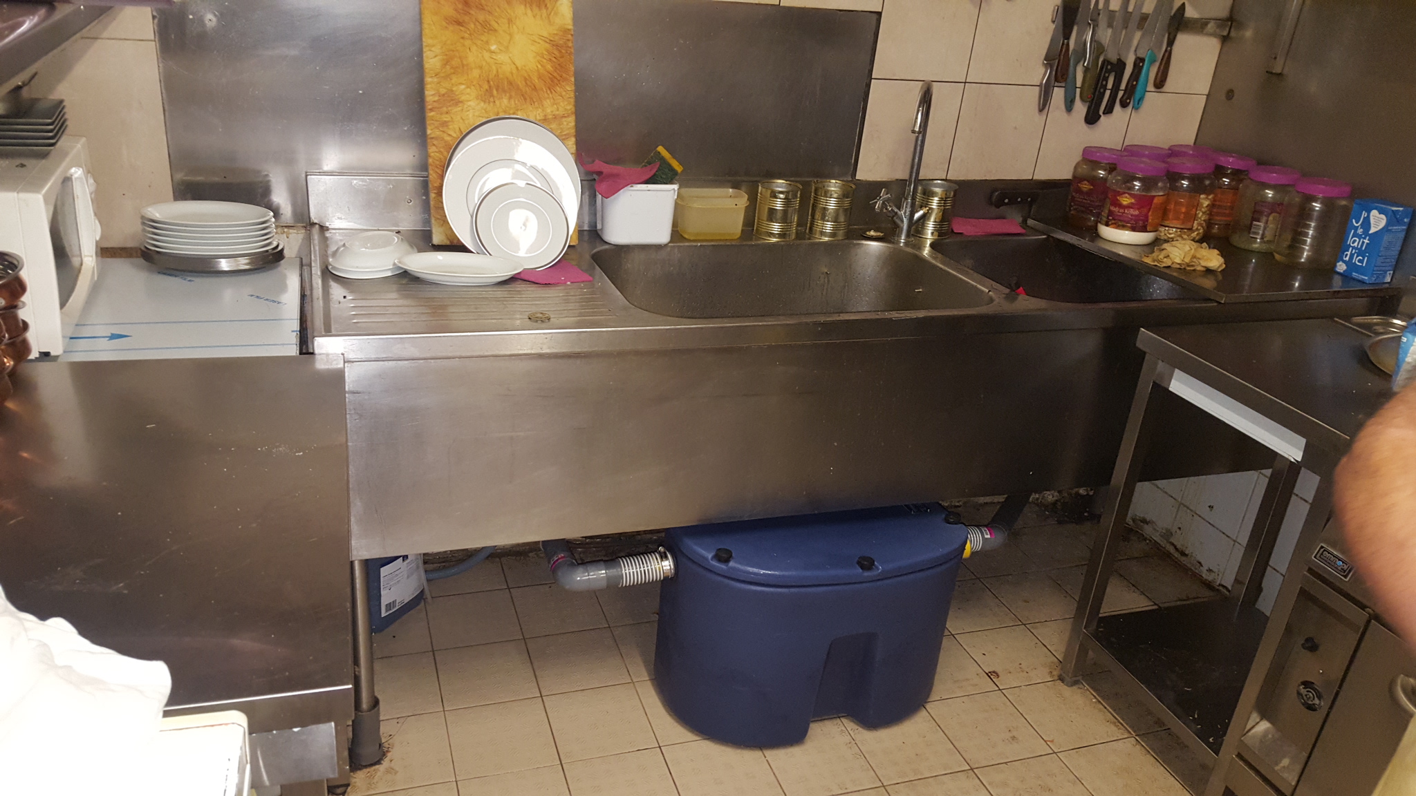 Bac à graisse sous évier dans très petite cuisine d'un restaurant indien